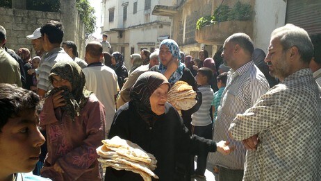 Kvinner i brødkø i Houla i Syria. (Foto: -/Afp) Kvinner i brødkø i Houla i Syria. (Foto: -/Afp)