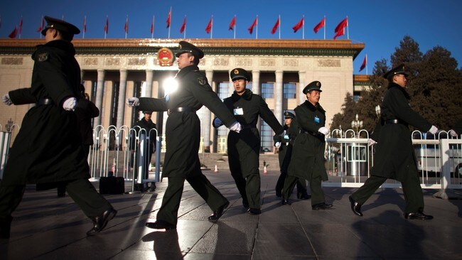 Soldater utenfor Folkets store hall i Beijing (Foto: Alexander F. Yuan/Ap) Soldater utenfor Folkets store hall i Beijing (Foto: Alexander F. Yuan/Ap)