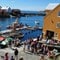 Yrende folkeliv på kaiområdet i det flotte sommerværet.
