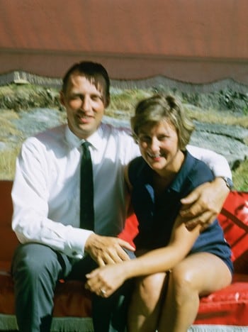 Kronprins Harald og Sonja Haraldsen i hammock