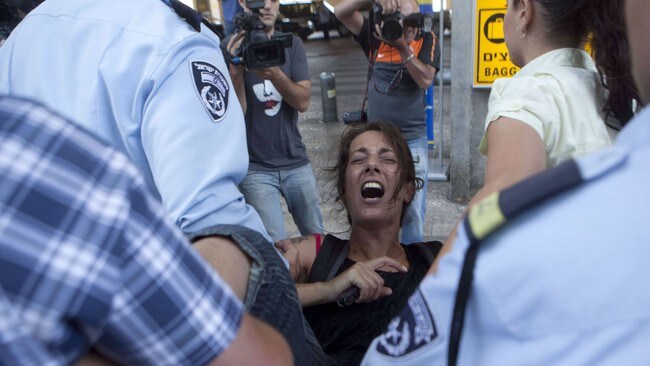 Pro-palestinsk demonstrant fjernes fra Ben Gurion-flyplassen (Foto: MENAHEM KAHANA/Afp) Pro-palestinsk demonstrant fjernes fra Ben Gurion-flyplassen (Foto: MENAHEM KAHANA/Afp)