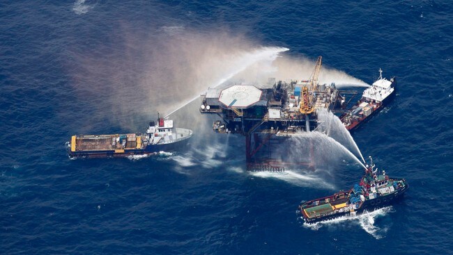 Skip ved riggen (Foto: Gerald Herbert/Ap) Skip ved riggen (Foto: Gerald Herbert/Ap)