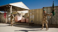 Æresvakt i Afghanistan (Foto: Lars Kroken, Forsvaret) Æresvakt i Afghanistan (Foto: Lars Kroken, Forsvaret)