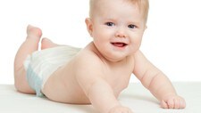 funny baby boy lying on tummy isolated on white background (Foto: The Kuzmins) funny baby boy lying on tummy isolated on white background (Foto: The Kuzmins)