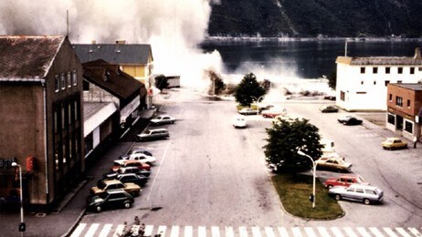 Flodbølgja på Årdalstangen 18.8.-1983 (Foto: Kurt Johansen, eigar: Årdal kommune) Flodbølgja på Årdalstangen 18.8.-1983 (Foto: Kurt Johansen, eigar: Årdal kommune)