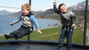 Kjekt å hoppe trampoline, Rovde  (Foto: Ann Toril Sørensen)