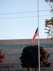 Flagget vaier på halv stang i Fort Hood (Foto: Joe Raedle/Getty Images/Scanpix/AFP) Flagget vaier på halv stang i Fort Hood (Foto: Joe Raedle/Getty Images/Scanpix/AFP)