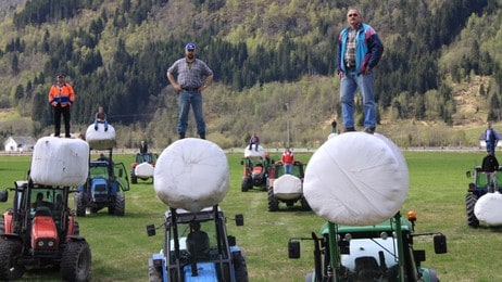 Rundballe-kunst i Fjærland (Foto: Gaute Dvergsdal Bøyum) Rundballe-kunst i Fjærland (Foto: Gaute Dvergsdal Bøyum)