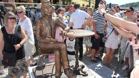 Teigen-statue (Foto: Fredrik Hansen/NRK) Teigen-statue (Foto: Fredrik Hansen/NRK)