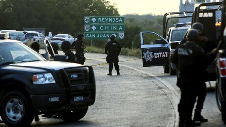 Politiet stenger av veien etter funn av 37 lik (Foto: Julio Cesar Aguilar/Afp) Politiet stenger av veien etter funn av 37 lik (Foto: Julio Cesar Aguilar/Afp)