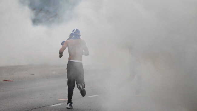 Demonstrant i tåregass i Bahrain (Foto: HAMAD I MOHAMMED/Reuters) Demonstrant i tåregass i Bahrain (Foto: HAMAD I MOHAMMED/Reuters)