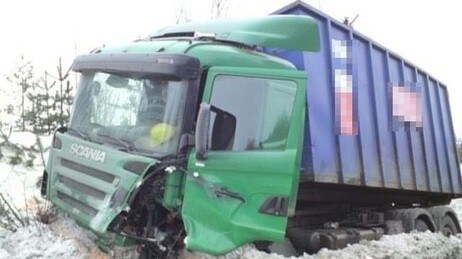 Kraftig kollisjon mellom lastebil og personbil (Foto: MMS-foto: Idar Edvin Krogstad/NRK)