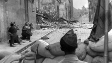 Republikanske styrker i aksjon i gatekamper i Toledo under den spanske borgerkrigen i juli 1936. (Foto: STF/AFP) Republikanske styrker i aksjon i gatekamper i Toledo under den spanske borgerkrigen i juli 1936. (Foto: STF/AFP)