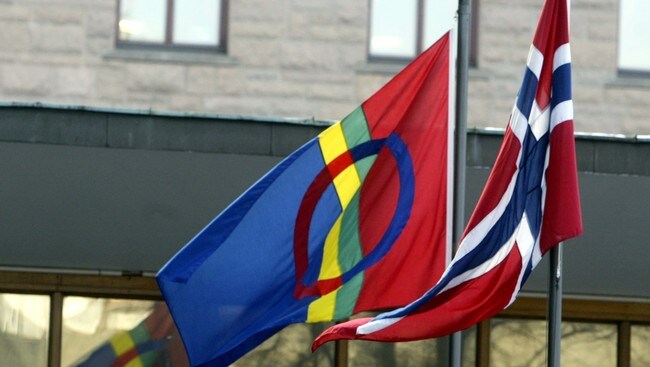 Samisk flagg og norsk (Foto: Falch, Knut/SCANPIX)