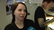 Anita olsen får tatovert inn navn og fødselsdato til sin sønn. (Foto: Arne Frank/NRK)