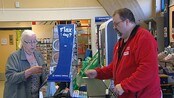 Coop legger ned - Coop-kundene i Finnmark rammes av nedleggelser. Nå må de reise langt for å handle.