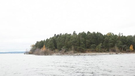 Video Utøya - i båt rundt Nakenodden (Foto: Nyhetsspiller) Video Utøya - i båt rundt Nakenodden (Foto: Nyhetsspiller)