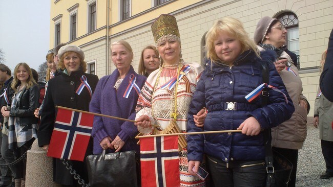 Fra høyre Reina Mikkelsen, Irena Mikkelsen og Raisa Cirkova foran slottet. (Foto: David Krekling/NRK) Fra høyre Reina Mikkelsen, Irena Mikkelsen og Raisa Cirkova foran slottet. (Foto: David Krekling/NRK)