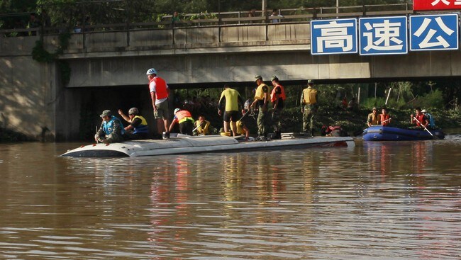 Flom i Beijing-området (Foto: STR/Afp) Flom i Beijing-området (Foto: STR/Afp)