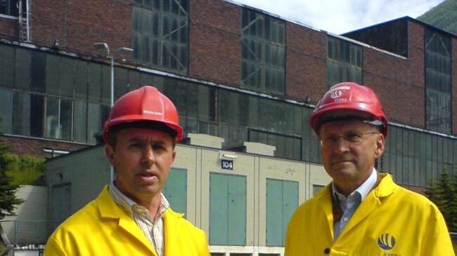 Ordførar Arild Ingar Lægreid og rådmann Terje Moe i Årdal ved staden der Norsun-fabrikken skal kome. (Foto: Arne Eithun/NRK)