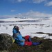 Hanne Olstad hviler ved  Vestmjøs, et vann i nærheten av Storkvelvbu