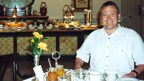 En glad Lars Barmen på eksklusivt besøk på ett av de 'hottestede' stedene i Singapore.  (Foto: Leif Hatland, NRK)