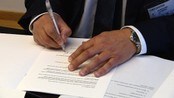 Datalagring kan gi 250 arbeidsplassar - Ein intensjonsavtale mellom IBM og måløybedrifta Local Host om datalagring kan sikre 250 nye arbeidsplassar i Eid kommune. Går alt etter planen blir den nedlagde Olivingruva i Lefdal det største datalagringssenteret i verda.

