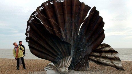 Bauta over Britten (Foto: RICHARD LEWIS/AP)