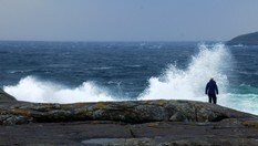 Bildet er tatt av meg, søndag den 23.10.11. Jeg og min niese (avbildet) Camilla Klippenberg var ute på Søre Eigerøy ved Egersund, nærmere bestemt på Brønnesodden. 
Brønnesodden er stort sett bare berg og fjell, men et fantastisk turområde. Å kunne stå så nærme sjøen, i uvær er en fantastisk opplevelse.