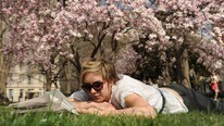 En jente slapper av i en park i Washington DC 13.mars (Foto: KAREN BLEIER/Afp)