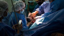POPULATION/ Doctors hold one of the newborn triplet of Yojaimi Garcia, 20, as she undergoes a caesarean section at the Santa Ana maternity in Caracas (Foto: Carlos Garcia Rawlins/Reuters)