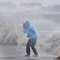 RUSKEVÆR! På ferie i Øst- Finnamark, sjøsprøyt over moloen i Vardø.