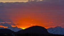 Øyeblikket før solen sprer sitt gull. Gimstad i Bø. (Foto: Bjørn E. Halvorsen)