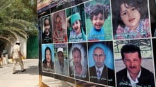 En plakat med sivile som ble drept av NATO-bomber i Libya (Foto: Human Rights Watch/Sidney Kwiram) En plakat med sivile som ble drept av NATO-bomber i Libya (Foto: Human Rights Watch/Sidney Kwiram)