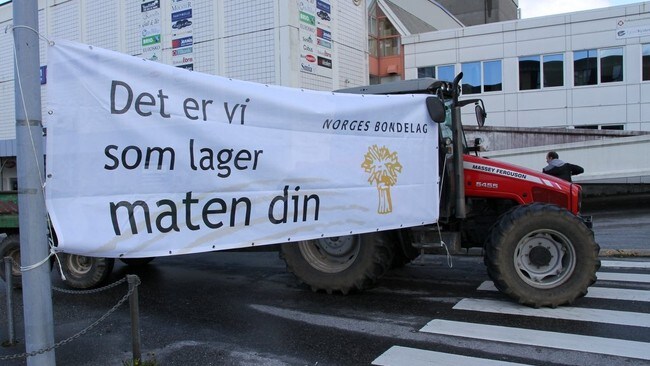 Bønder aksjonerer i Florø (Foto: Turls Kleiven) Bønder aksjonerer i Florø (Foto: Turls Kleiven)