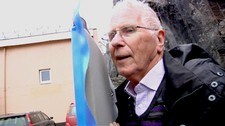 Stein Børre Kolstad viser pute (Foto: Pål Tegnander/NRK)