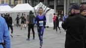 Teatersjefen sprang maraton i påfugldrakt - Terje Lyngstad på Bergen Maraton.