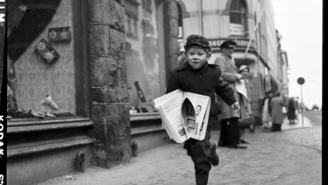 Avisgutt i Ålesund 1959 (Foto: Sverre A. Børretzen/Scanpix) Avisgutt i Ålesund 1959 (Foto: Sverre A. Børretzen/Scanpix)