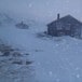 Skikkelig ruskevær på Rosta i Indre Troms. Gradestokken viser -28 og ute e det stiv kuling.