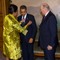 Etter en kort pause måtte presidentparet kong Harald på slottet. Her fjerner Michelle noe bøss fra presidentens dress, med kongen som tilskuer. Etter en kort pause måtte presidentparet kong Harald på slottet. Her fjerner Michelle noe bøss fra presidentens dress, med kongen som tilskuer.