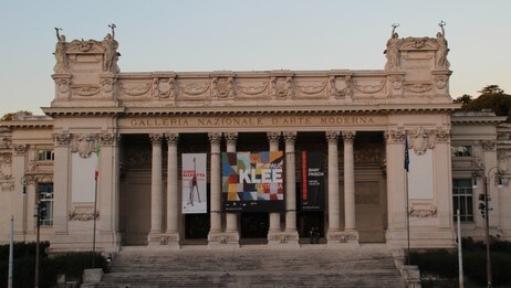 Fasaden til Galleria Nazionale d'Arte Moderna (GNAM), Roma. (Foto: Nina Skurtveit/NRK) Fasaden til Galleria Nazionale d'Arte Moderna (GNAM), Roma. (Foto: Nina Skurtveit/NRK)