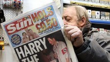 The Suns oppslag om prince Harry i Nazi-uniform i januar 2005. (Foto: ADAM BUTLER/AP)