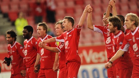 Brann-spillerne takker fansen etter kampen mot Sarpsborg (Foto: Hommedal, Marit/Scanpix)