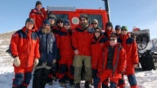 Forskerteamet under forberedelsene til traversen på Troll (Foto: Norsk polarinstitutt)