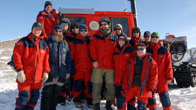 Forskerteamet under forberedelsene til traversen på Troll (Foto: Norsk polarinstitutt) Forskerteamet under forberedelsene til traversen på Troll (Foto: Norsk polarinstitutt)