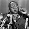 1977: President i Uganda, Idi Amin under en pressekonferanse ved hovedkvarteret til den arabiske liga i Kairo, Egypt. 