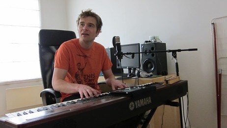 Stian Fjelldal jobber med låta på piano (Foto: Privat) Stian Fjelldal jobber med låta på piano (Foto: Privat)