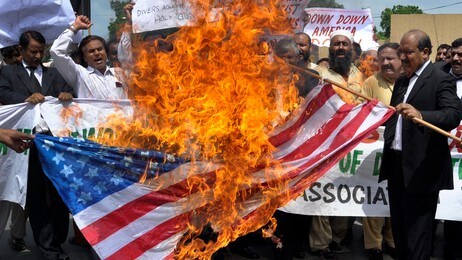 Pakistanske demonstranter brenner et amerikansk flagg i protest mot Koran-brenningen (Foto: ASIM TANVEER/Reuters)