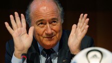 Sepp Blatter forsøker å få venner i Italia (Foto: STEFFEN SCHMIDT/AP) Sepp Blatter forsøker å få venner i Italia (Foto: STEFFEN SCHMIDT/AP)