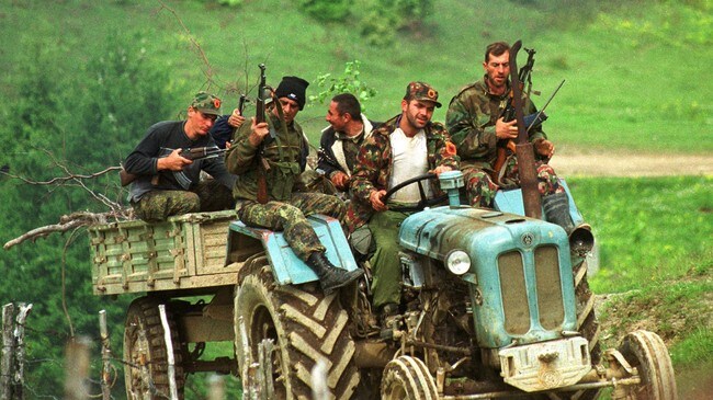 Geriljasoldater fra Kosovo Liberation Army (Foto: ERIC FEFERBERG/AFP)